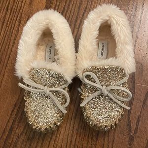 Girls' glitter-covered moccasin slippers